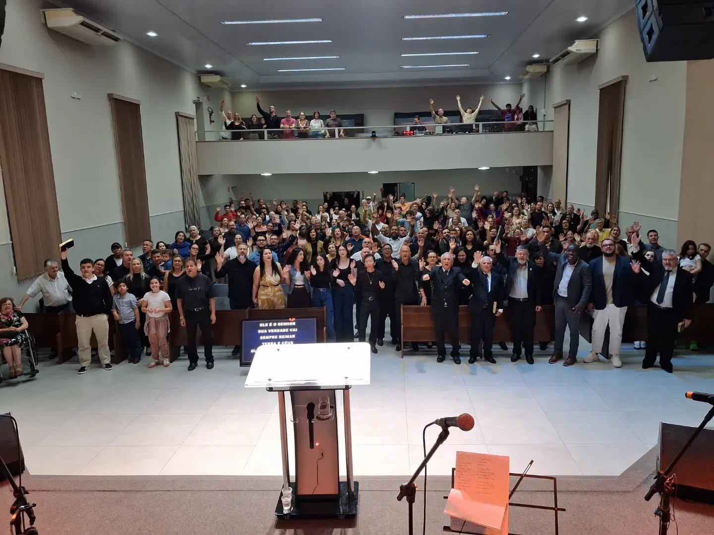 Celebrar os 123 anos da Igreja Presbiteriana Independente do Brasil foi muito mais do que recordar a história. Foi renovar a gratidão a Deus por Sua fidelidade ao longo das gerações.

Sob a organização do Presbitério de Ourinhos, vivemos um culto marcado por louvor, pela inspiradora participação do Coral da 1ª IPI de Ourinhos e pela edificante ministração da Palavra do Pr. Ademar Rogato.

Foi um tempo de adoração sincera, comunhão fraterna, unidade entre as igrejas, fortalecimento da fé e renovação do compromisso com a missão que o Senhor nos confiou.

Que o legado construído até aqui continue inspirando novas gerações a viverem para a glória de Deus, proclamando o Evangelho com amor, fidelidade e esperança.

Seguimos firmes, pela Graça de Deus, marchando pela Coroa Real do Salvador.
